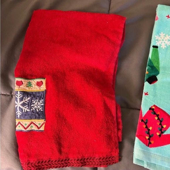 4 Christmas multiple size kitchen dish towels 🤍  NAME YOUR PRICE - Picture 7 of 7